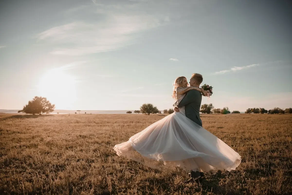 Outdoor Weddings in Texas: How to Choose a Dress for the Weather. Desktop Image